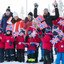 Mange av barna hadde med norske og britiske flagg og bidro til en fin avslutning på besøket. Foto: Håkon Mosvold Larsen / NTB scanpix